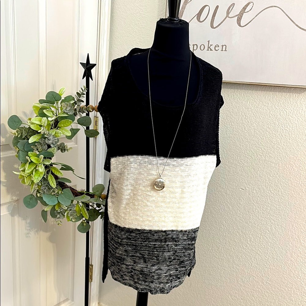 Black, White, and Gray Colorblock Sleeveless Top very thin sweater top BIG DIv